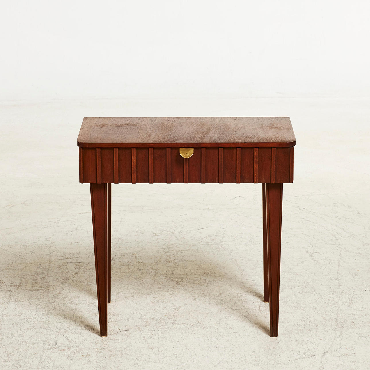 NACHTTISCH, Schwedische Moderne, Mahagoni, 1 Schublade mit Messinggriff, Front mit Rillendekor, ca. 1930er/40er Jahre, beschriftet.