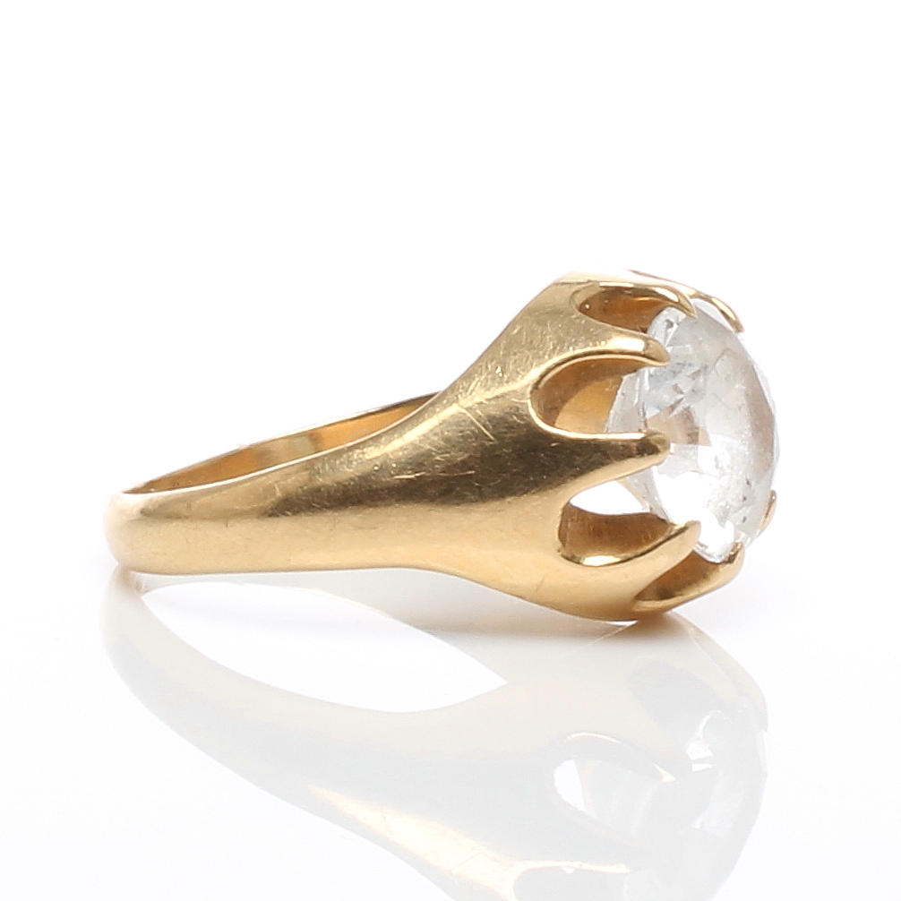 RING, 18k guld med sten, stämplad EBIF Falköping, otydlig årsstämpel.