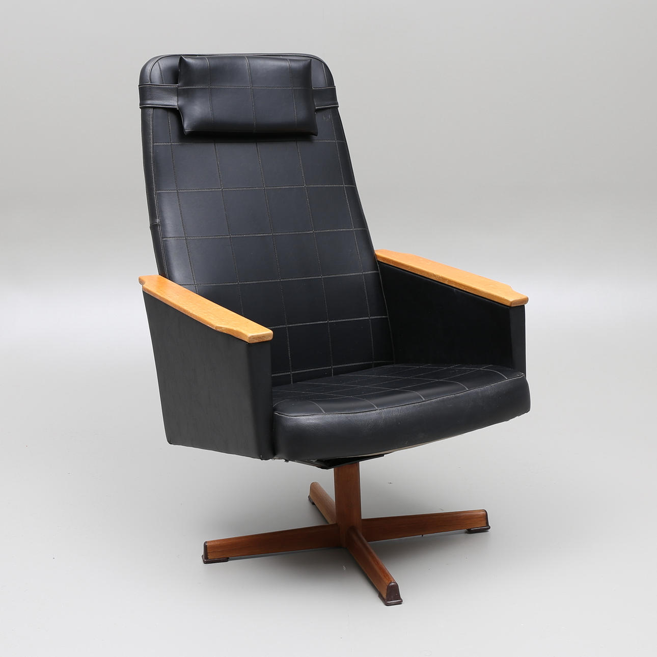 SNURRFÅTÖLJ, 1900-talets tredje kvartal.