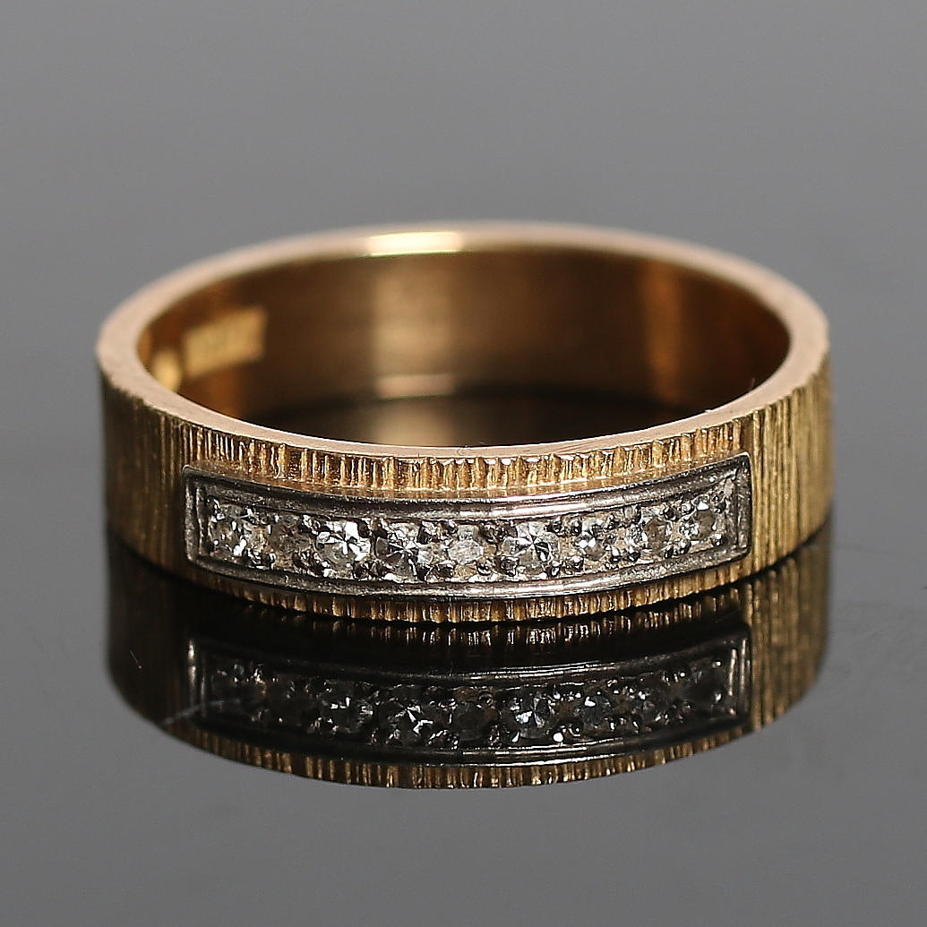 ALLIANSRING, 18k guld samt diamanter 0.09 ct. 1972.