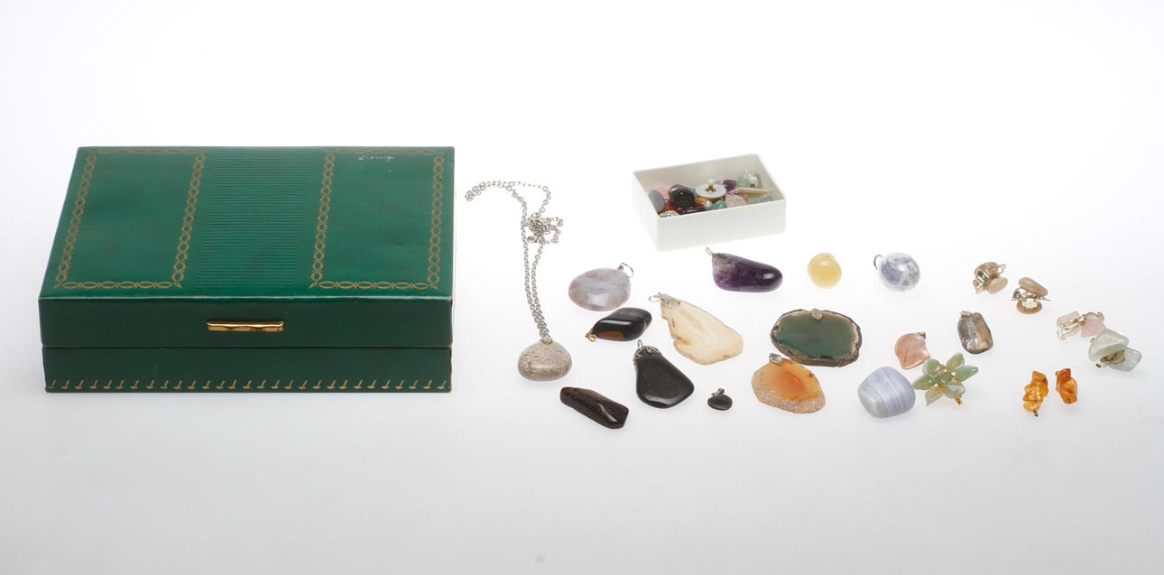 SMYCKEN och LÖSA HALVÄDELSTENAR, 1900/2000-tal.