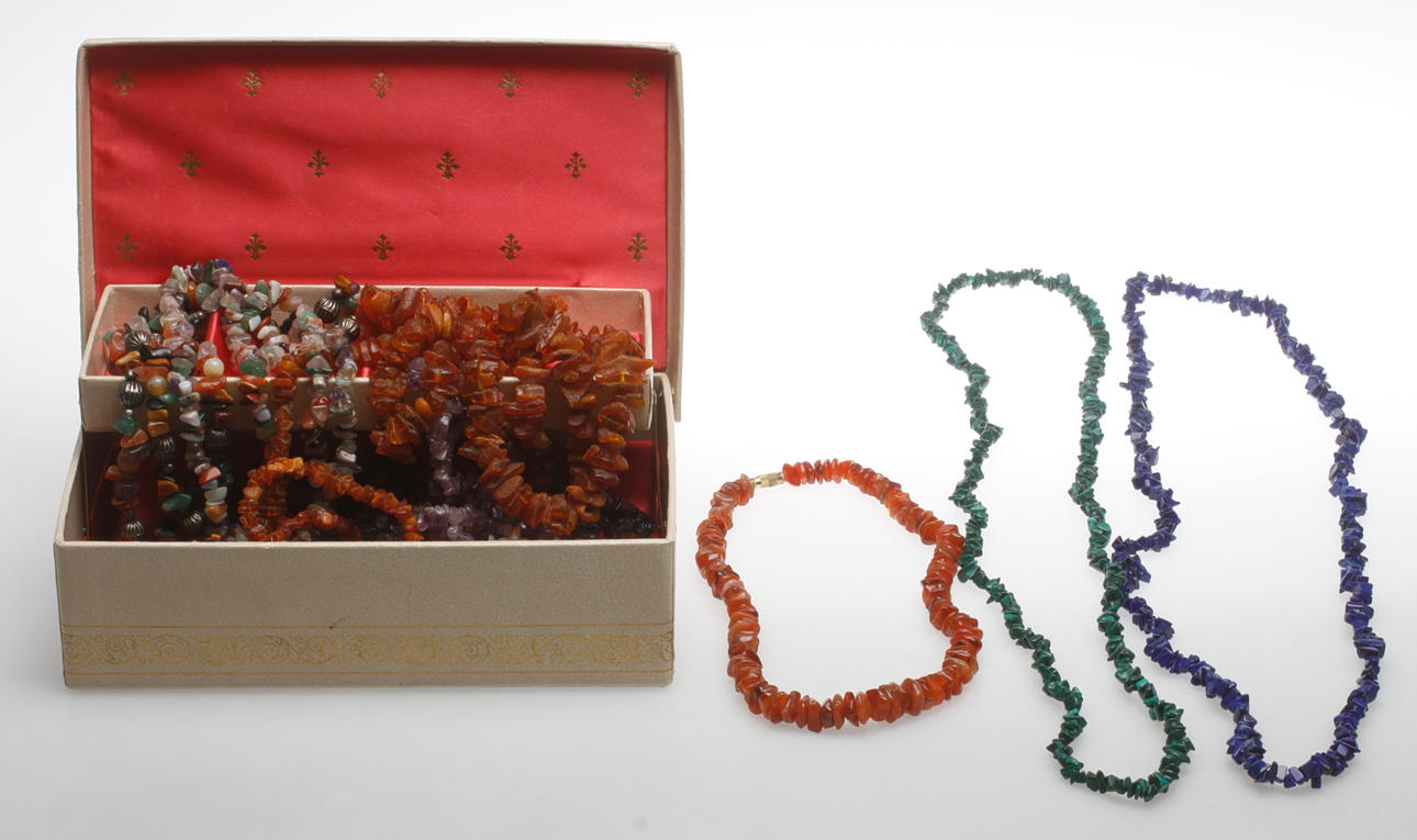 COLLIER, bland annat nytillverkad bärnsten, 1900-2000-tal.