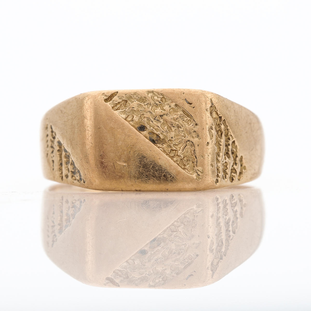 Signet ring, 18K gold, smooth/Finnish surface.