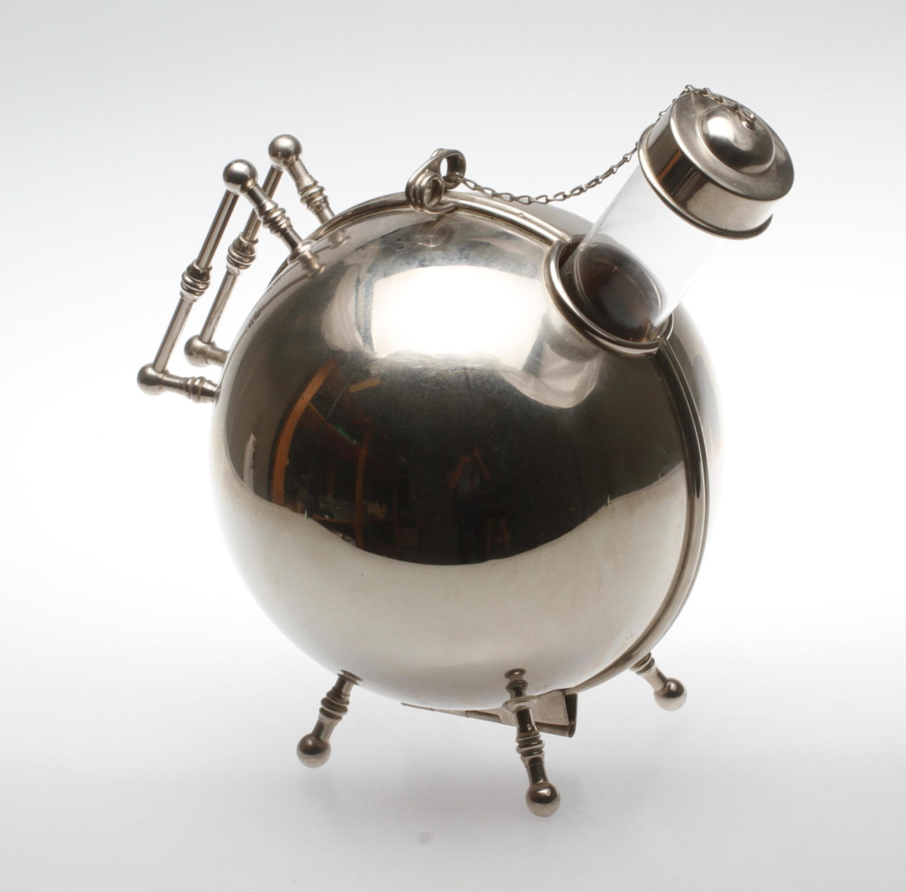 KAFFEPUMPA, vitmetall och glas, 1900-talets första hälft.