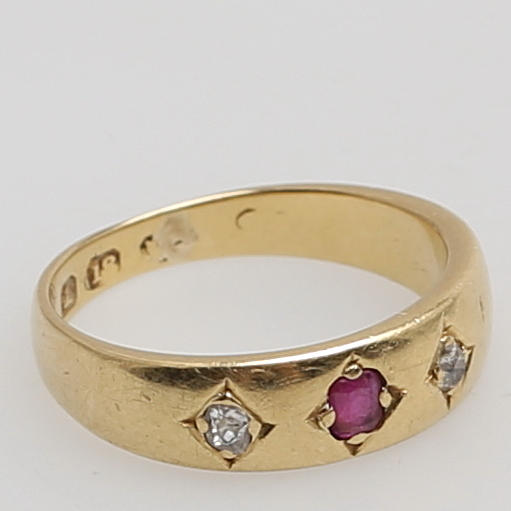 RING i 18 karat gulguld besatt med rubin samt två diamanter.