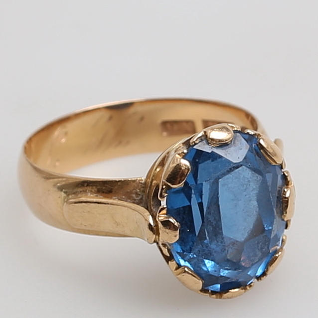 RING i 18 karat gulguld med akvamarin, Hallengren G F, Malmö, 1900.
