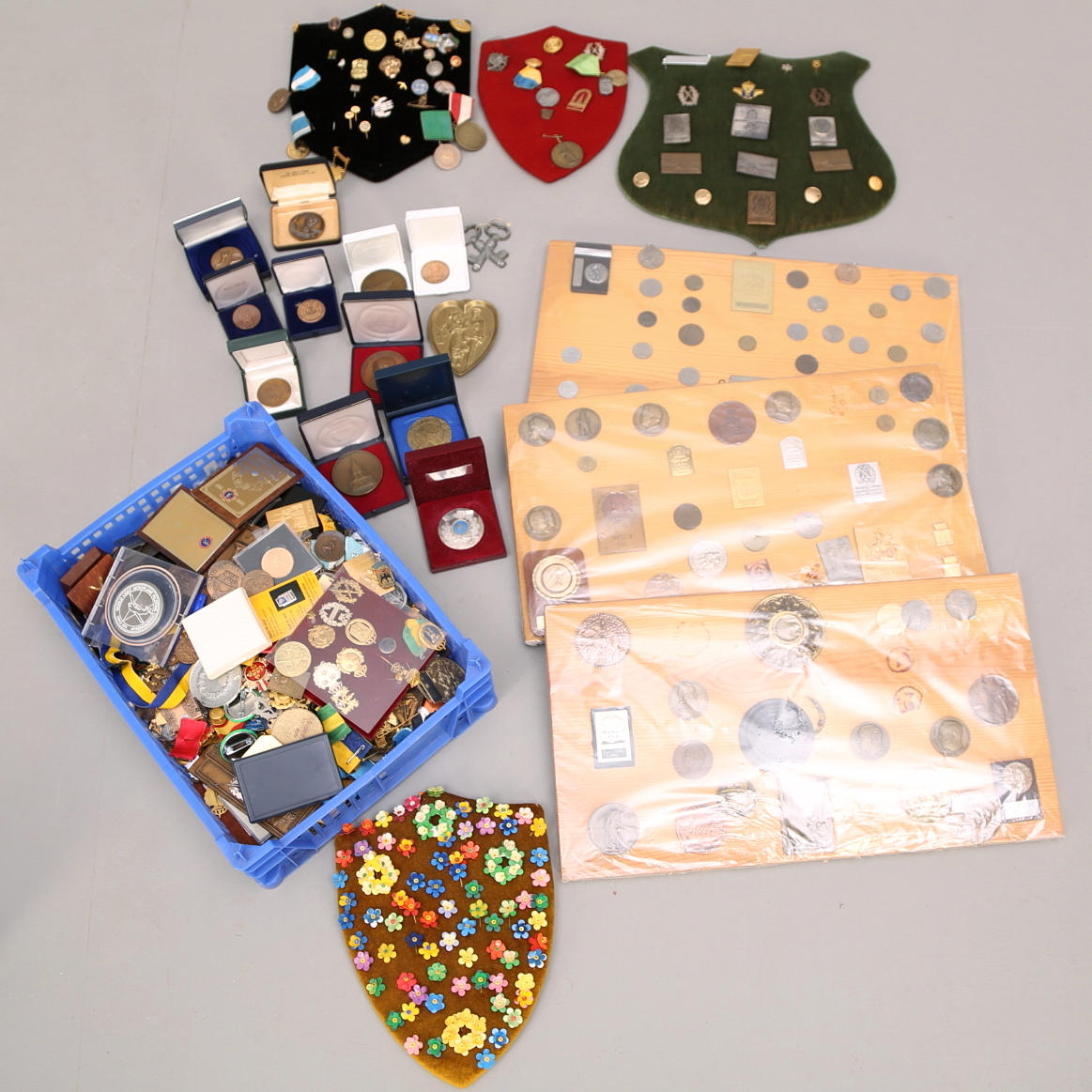 MEDALJER OCH MÄRKEN, stort parti, diverse, 1900-tal.