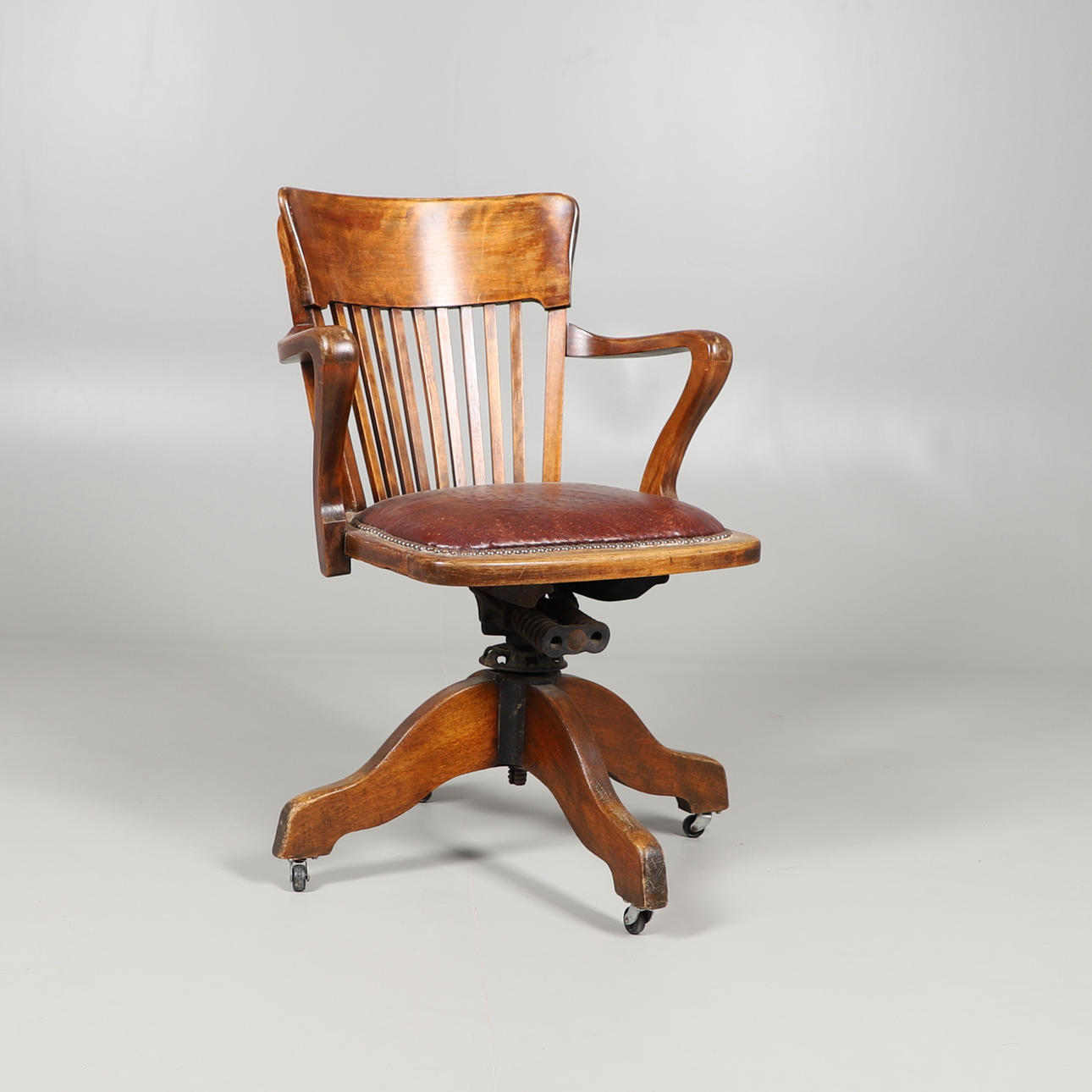 ROTERANDE STOL I EKLÄDER.