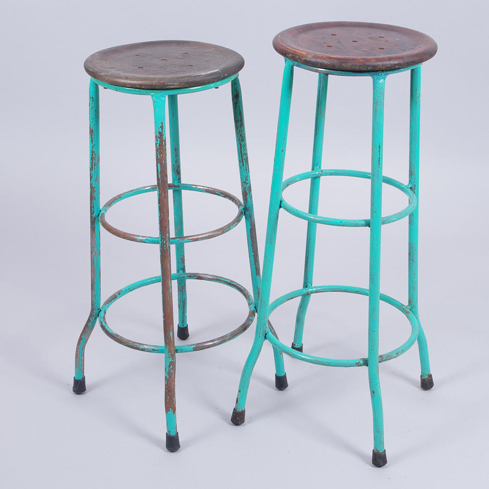 BARPALLAR, 2 stycken snarlika, grönmålad metall med träsits.