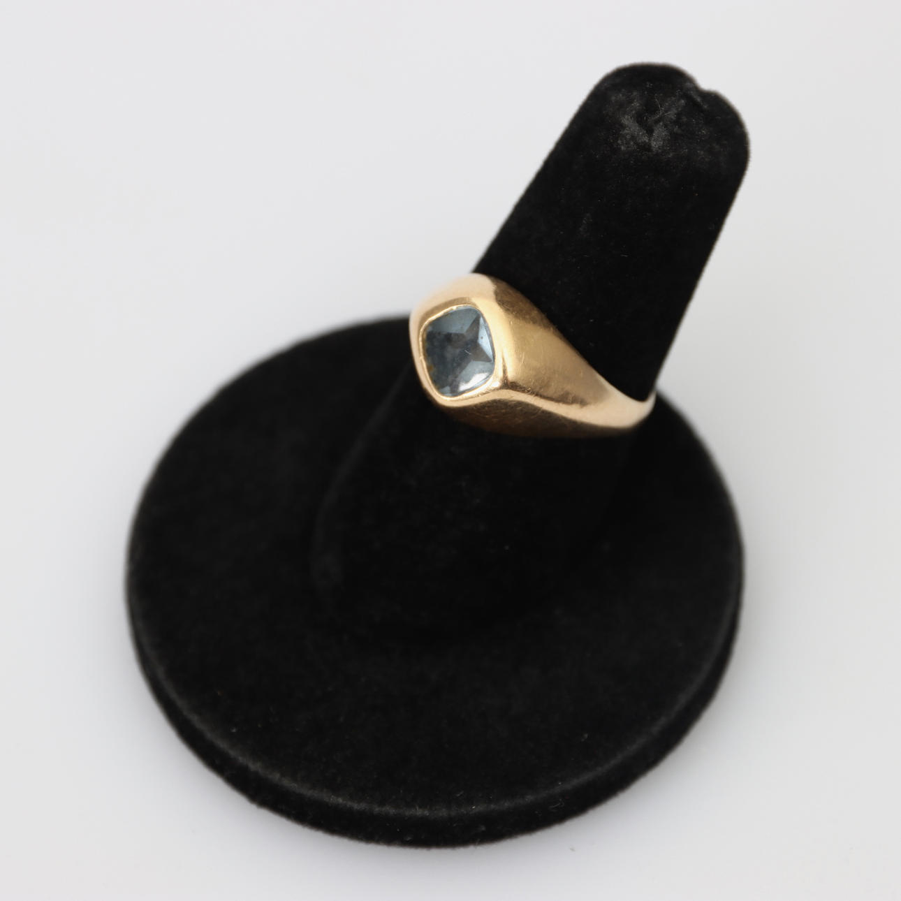 RING MED LYSEBLÅ STEN, 18K guld, 1966.