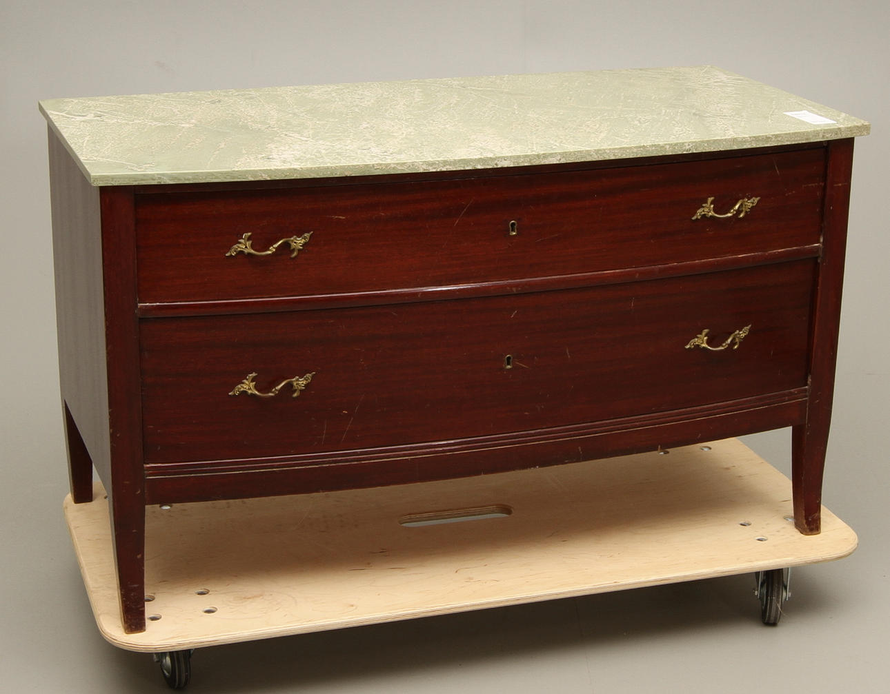 BYRÅ, rokokostil, 1900-talets första hälft.