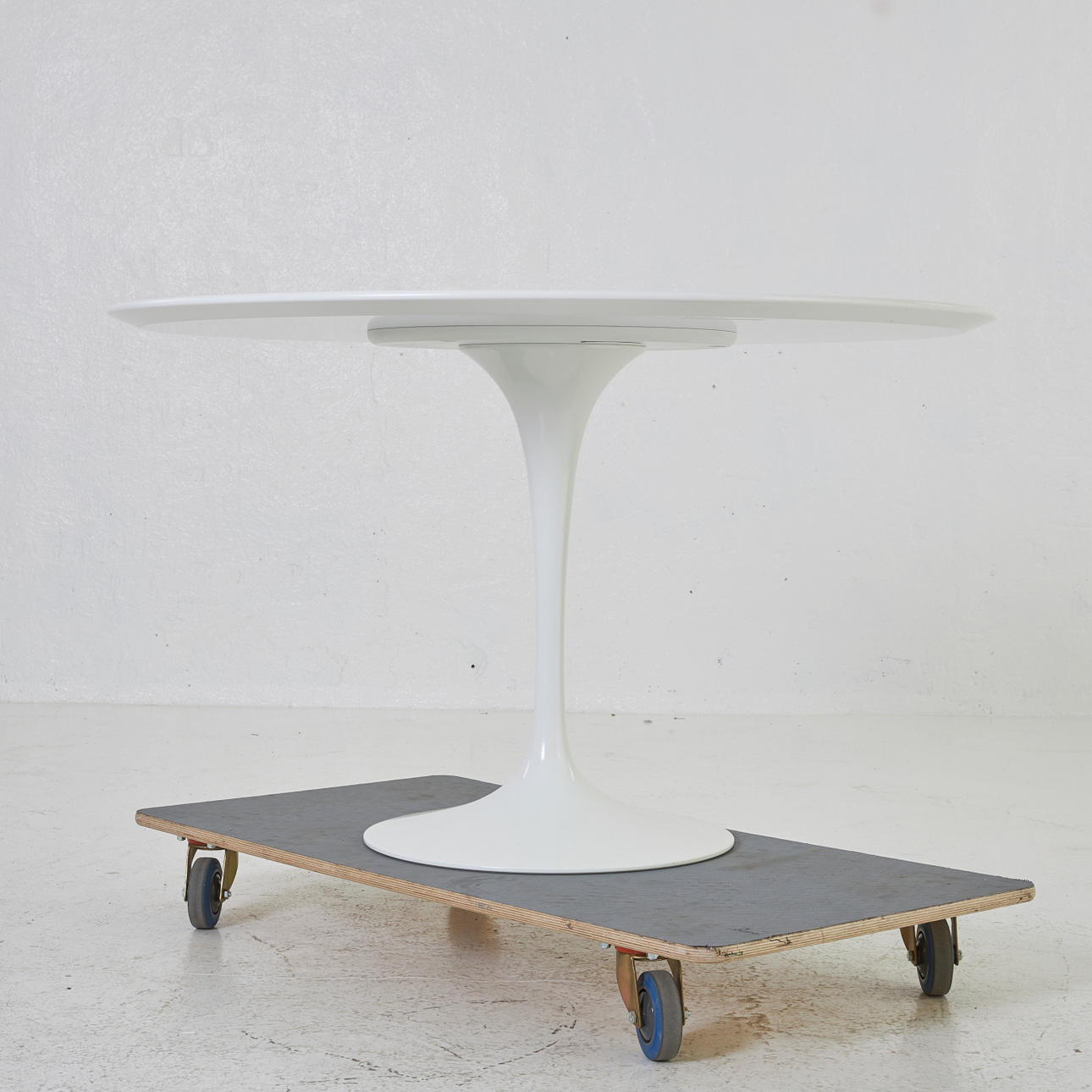 EERO SAARINEN. Dining table, "Tulip Table", Saarinen Round table, 2000s, for Knoll, designed in 1957.