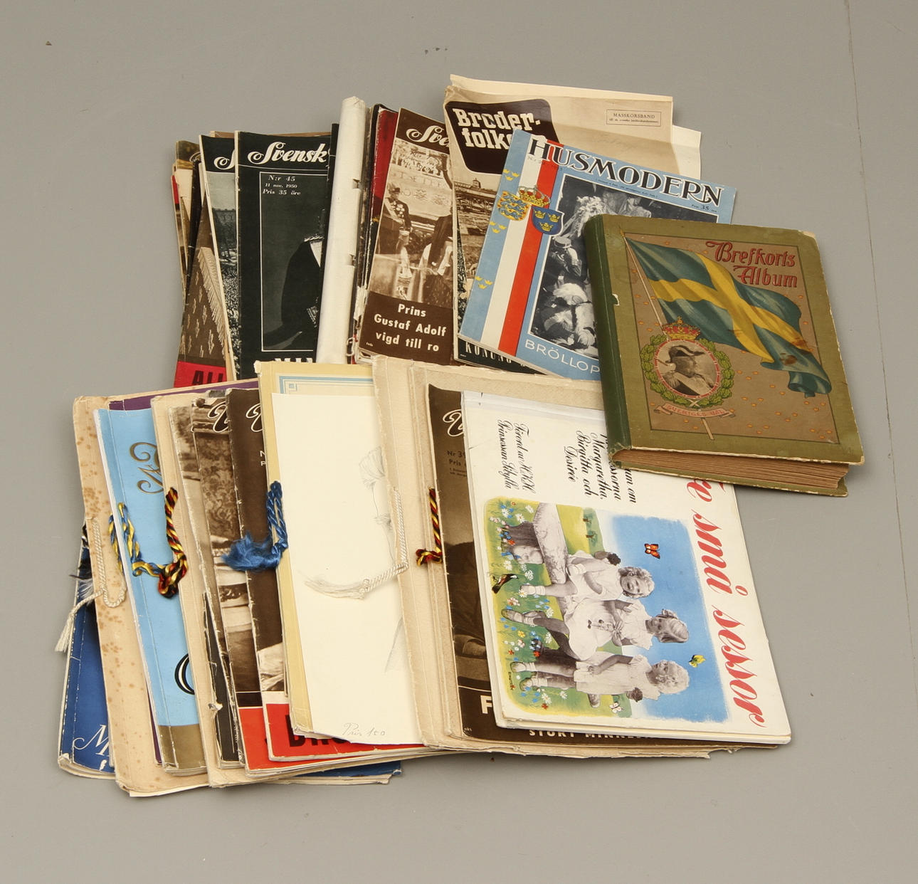 PARTI tidningar och brefkortsalbum med vykort.