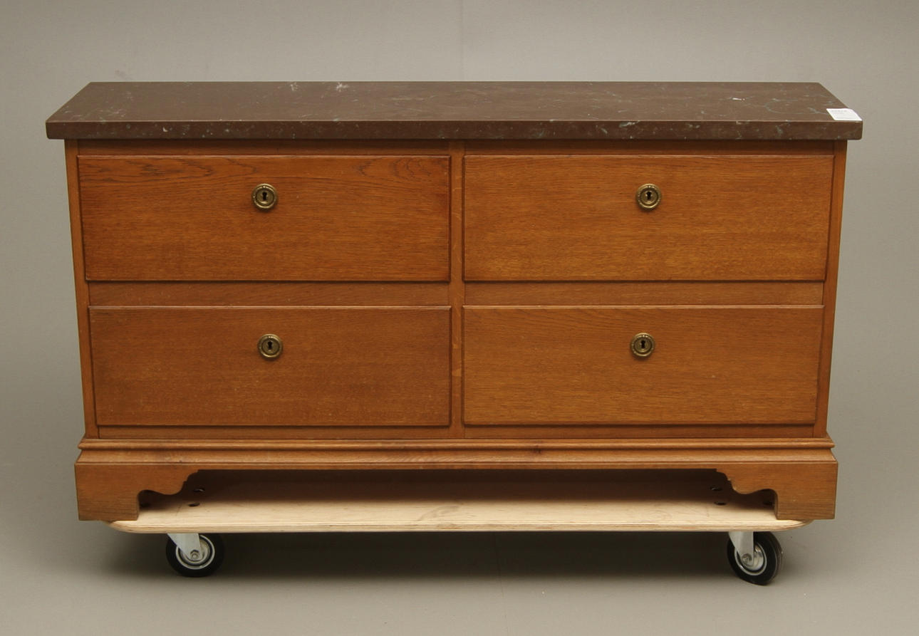 BYRÅ MED STENSKIVA, 1900-talets första hälft.