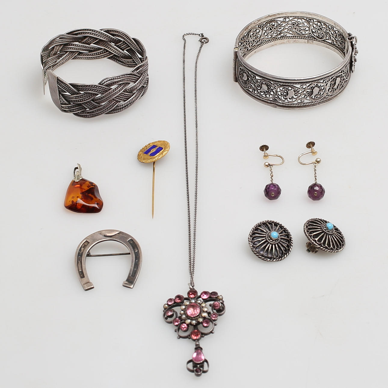 PARTI SMYCKEN, 10 delar, Bl.a hänge i bärnsten med fäste i silver.