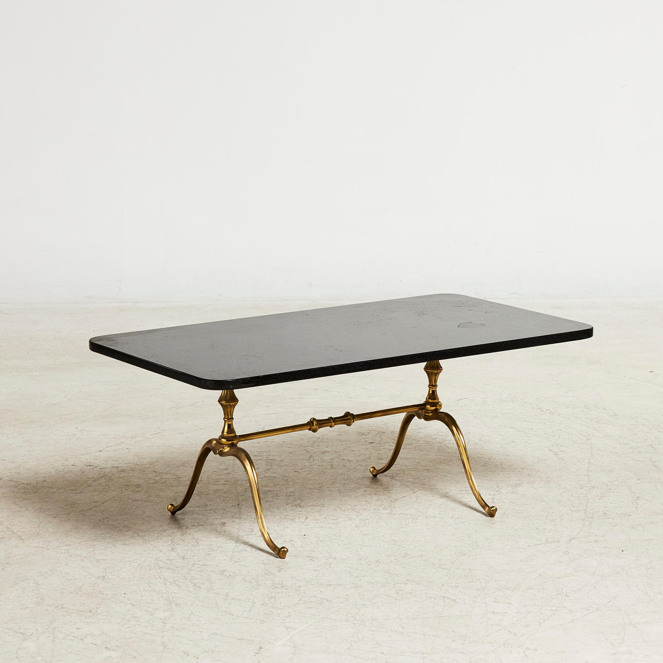 COUCHTISCH, 19/2000, Messingfuß, schwarze Steinplatte.