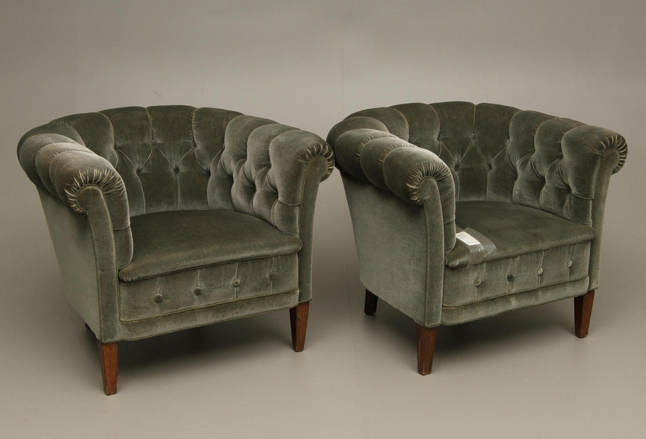 CLUBFÅTÖLJER, 1 par, 1900-talets första hälft.