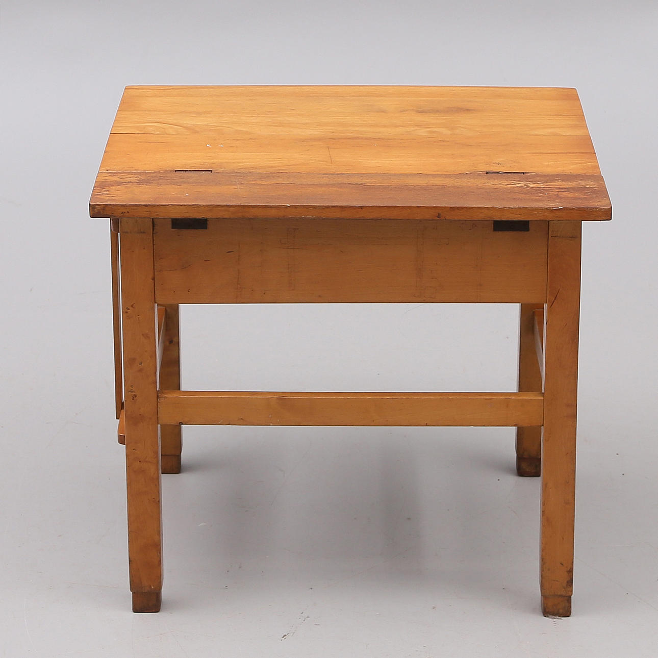 SKOLBÄNK, med lyftbart lock, 1900-tal.