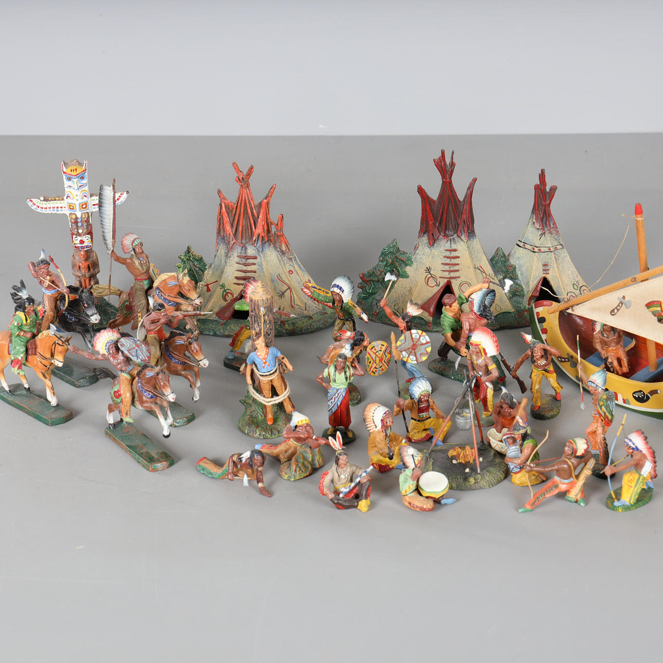 Ein Menge ELASTOLIN FIGUREN, 29 Teile, Indianer, Deutschland.