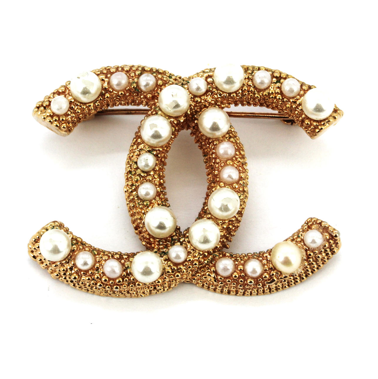 BROSCHE IM CHANEL-STIL.