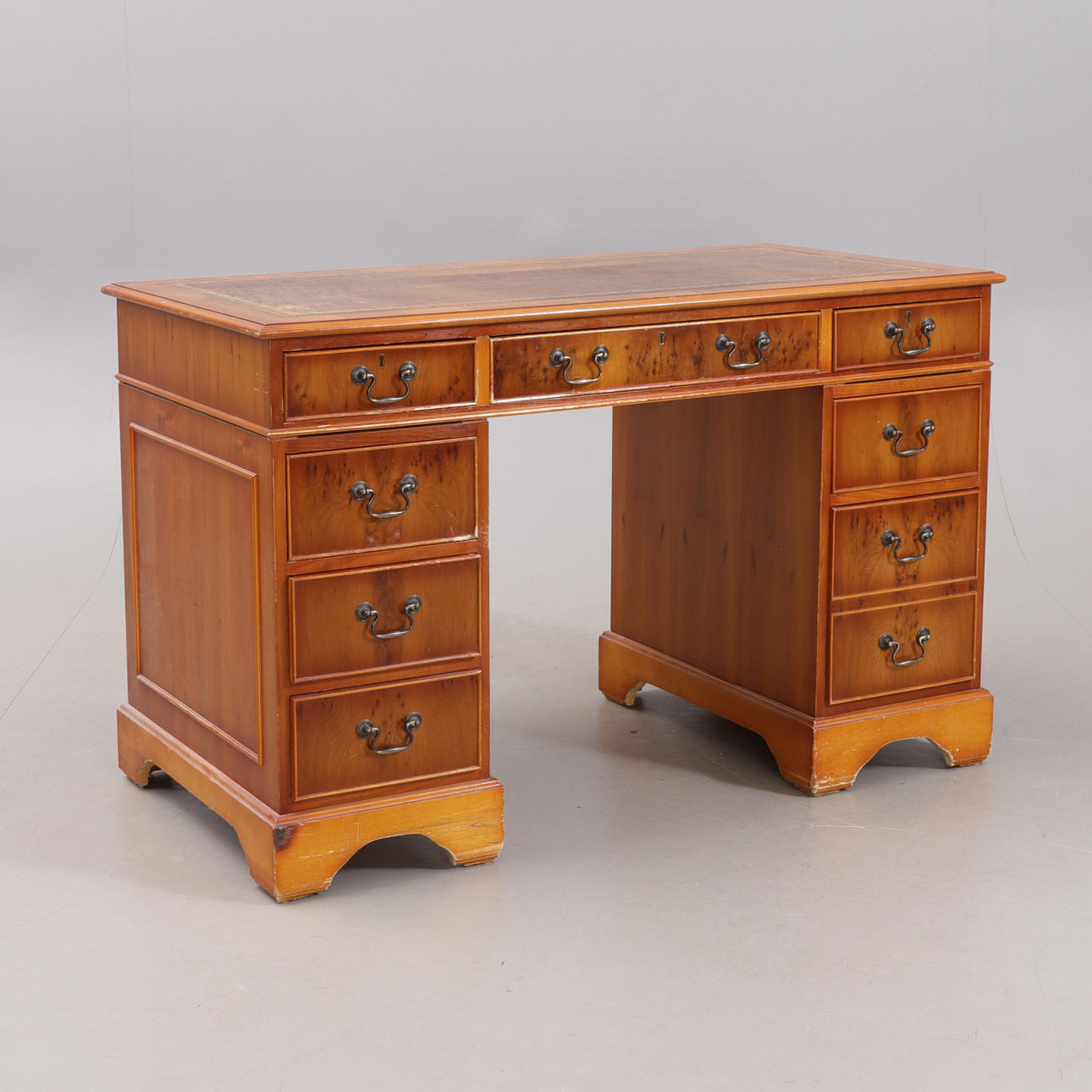 SCHREIBTISCH, Eibe, englischer Stil.