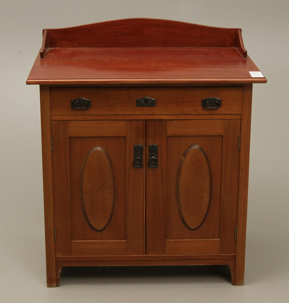 SERVERINGSSKÅP, jugend, 1920-tal.