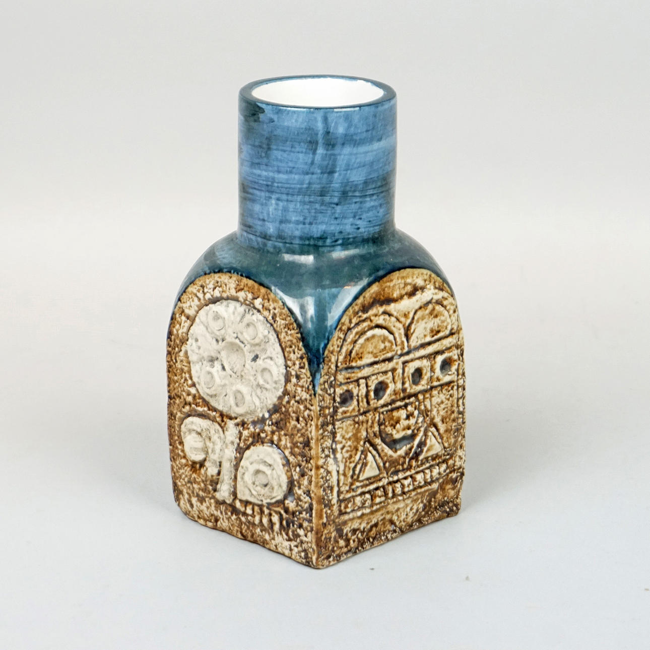 SUE LOWE, TROIKA, Cornwall, vase, ceramic, England, signed.