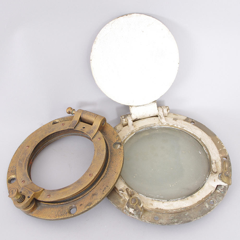 BÅTVENTILER, 2 stycken, mässing varav en målad.