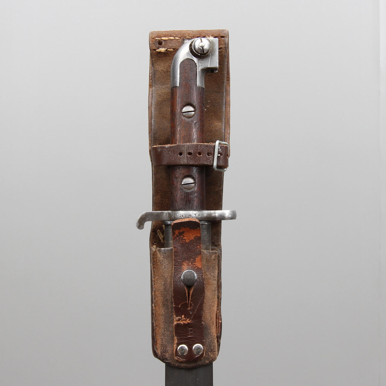 Bajonett, svensk, m/1914. "EJ AB" med stålbalja och bäranordning i läder.