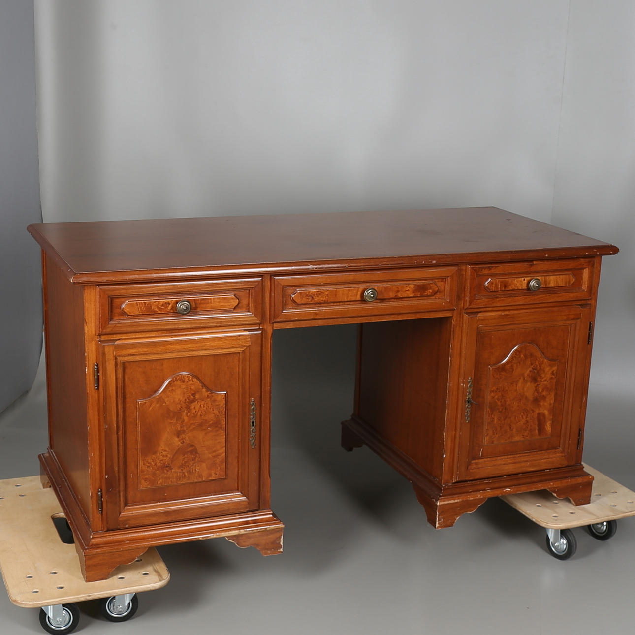 SKRIVBORD i engelsk stil, 1900-talets senare hälft.