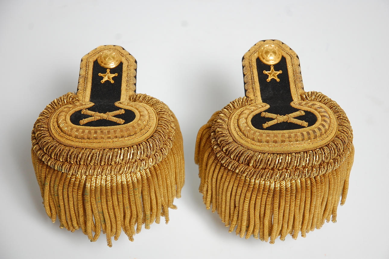 EPÅLETTER, 1 par, i originalschatull, Fyrwald & Co Stockholm.