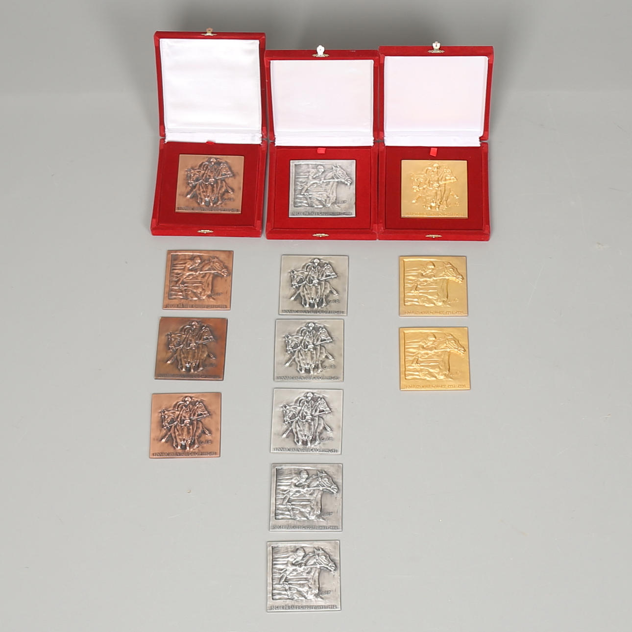 PARTI MEDALJER, 13 delar, Galopp Täby, metall, 1:a, 2:a samt 3:e. Design Carl Z. Alberti Medaglie, Italien.