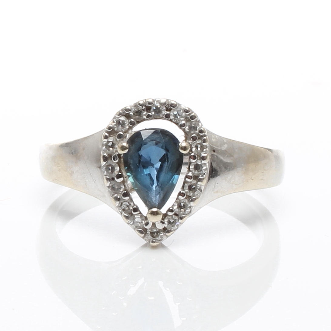 RING, 18k guld med diamanter samt droppslipad blå sten, GHA, 1900-tal.