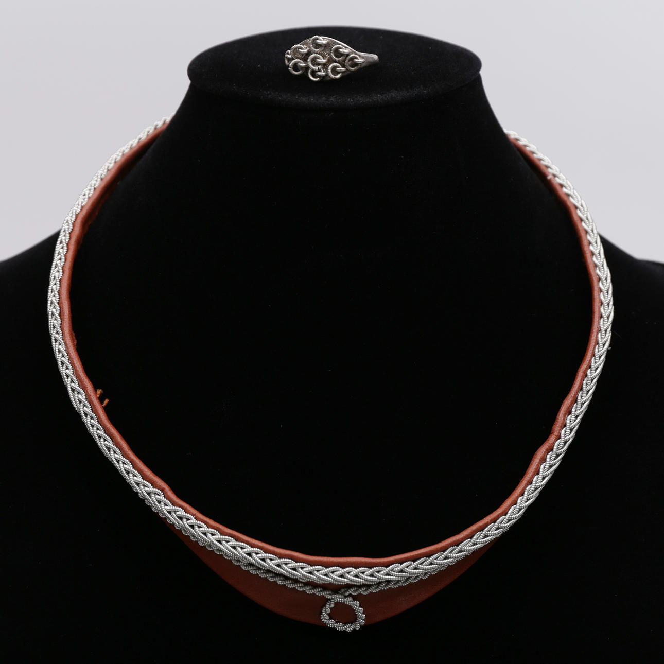 HALSKÆDE og RING, SVEJSET SAMMEN, 2 dele.