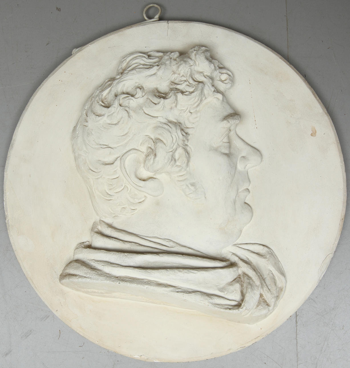 VÄGGMEDALJONG, Mansporträtt, gips, 18/1900-tal.