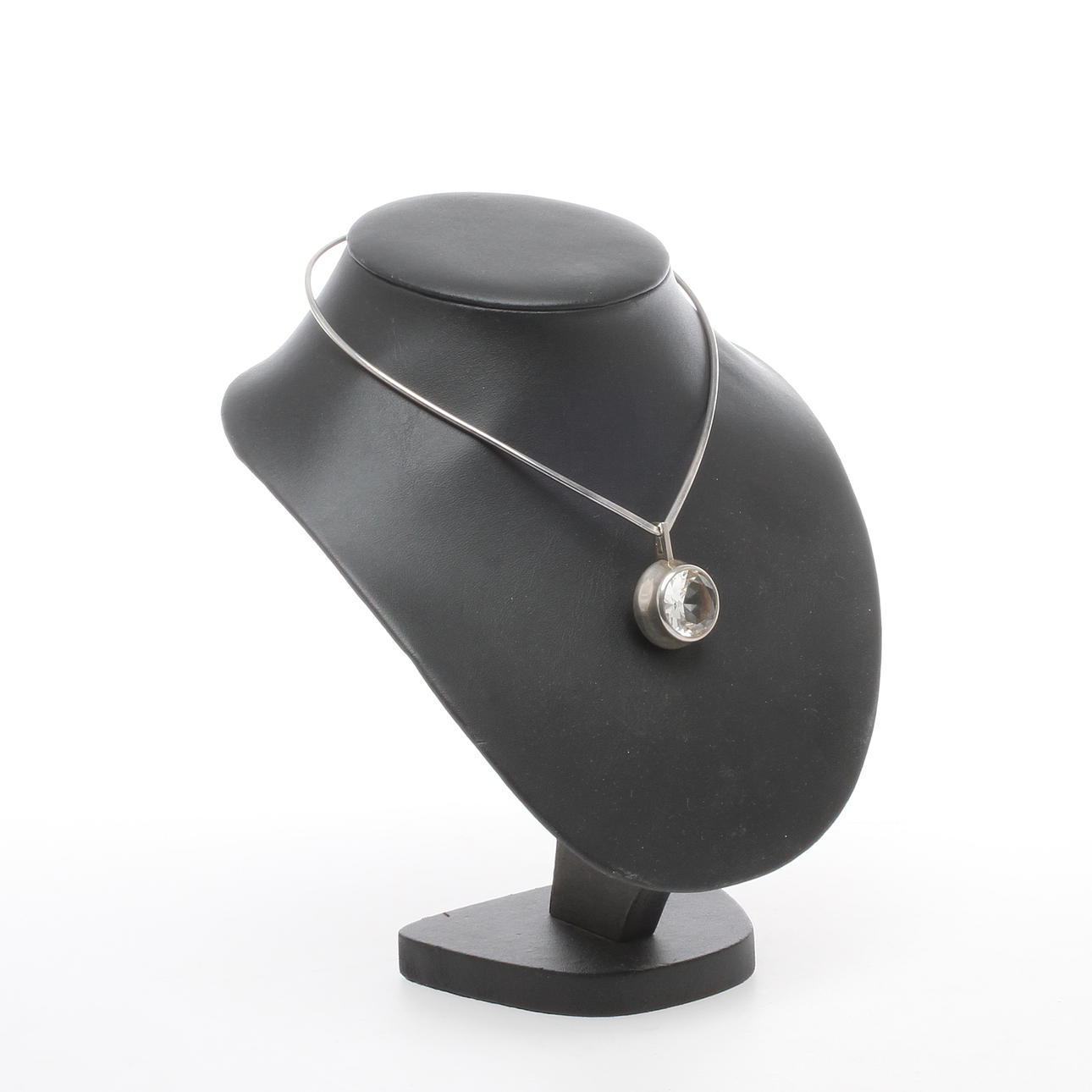 HALSBAND, silver med vit sten, Bengt Hallberg Köping 1972.