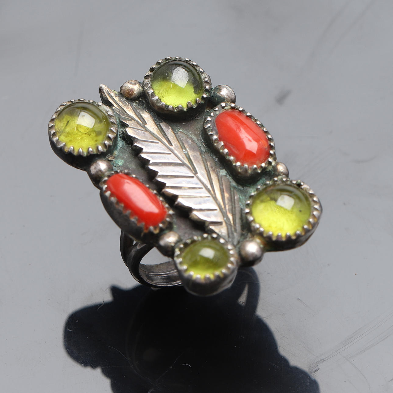 KLÄNNINGSRING I STEN OCH KORALL.