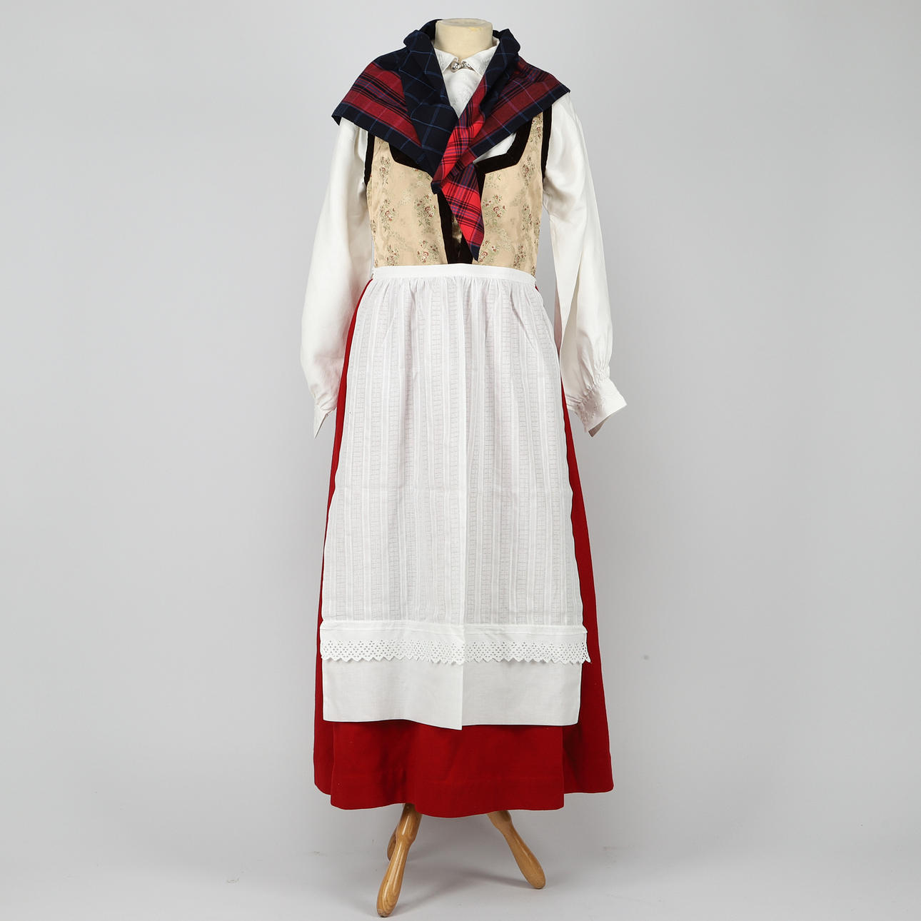 FOLKDRÄKT Skåne 4 delar.