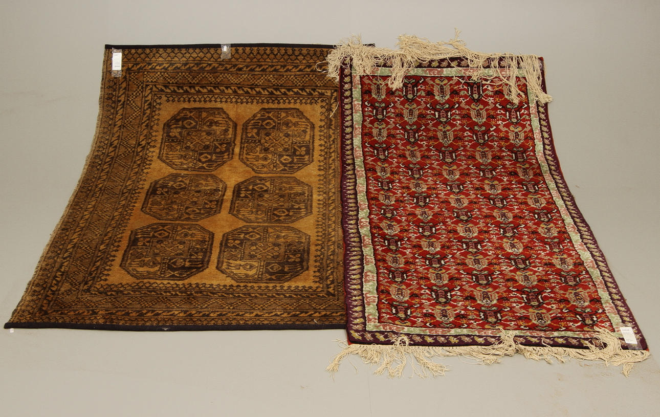 MATTOR, 2 st, orientaliska, 196 x 102 respektive 189 x 132 cm.