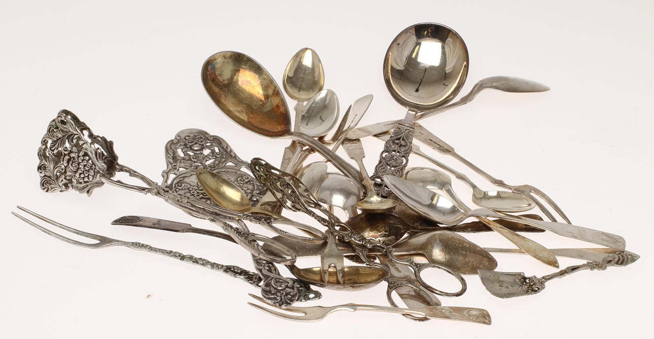 PARTI SILVER, 25 delar, mestadels skedar.