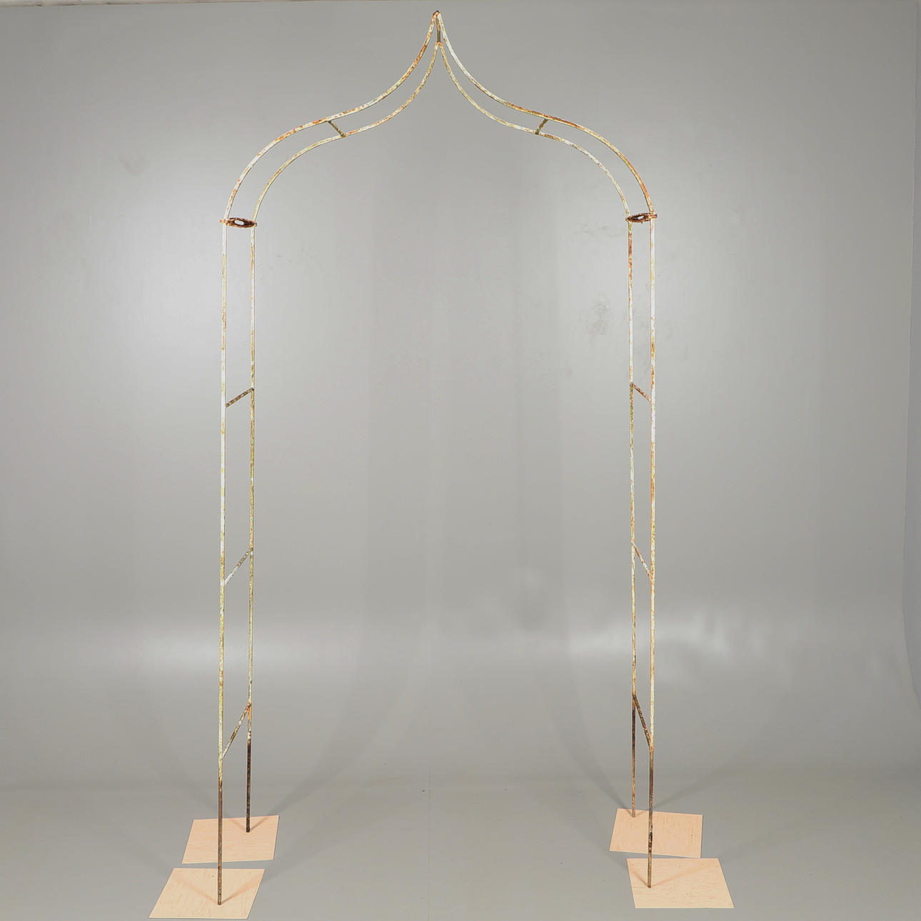 EN SMIDESJÄRN TRÄDGÅRD BÅGE.