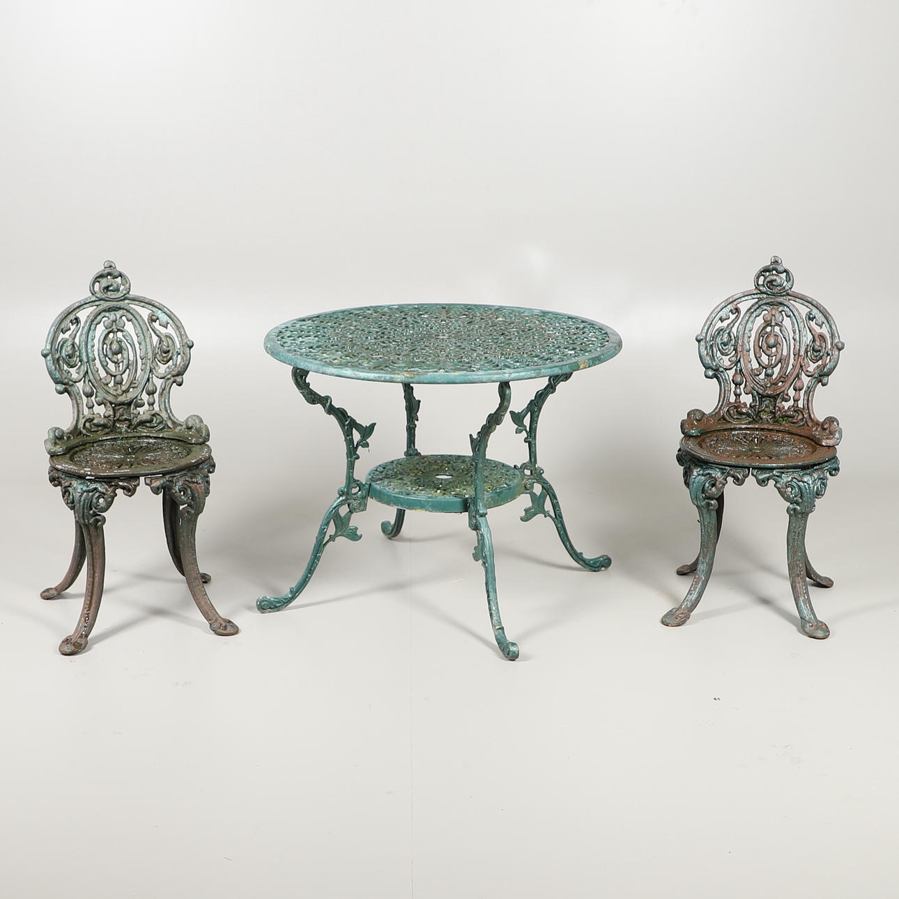 GRÜN LACKIERTE TERRASSE AUS GUSSEISEN.