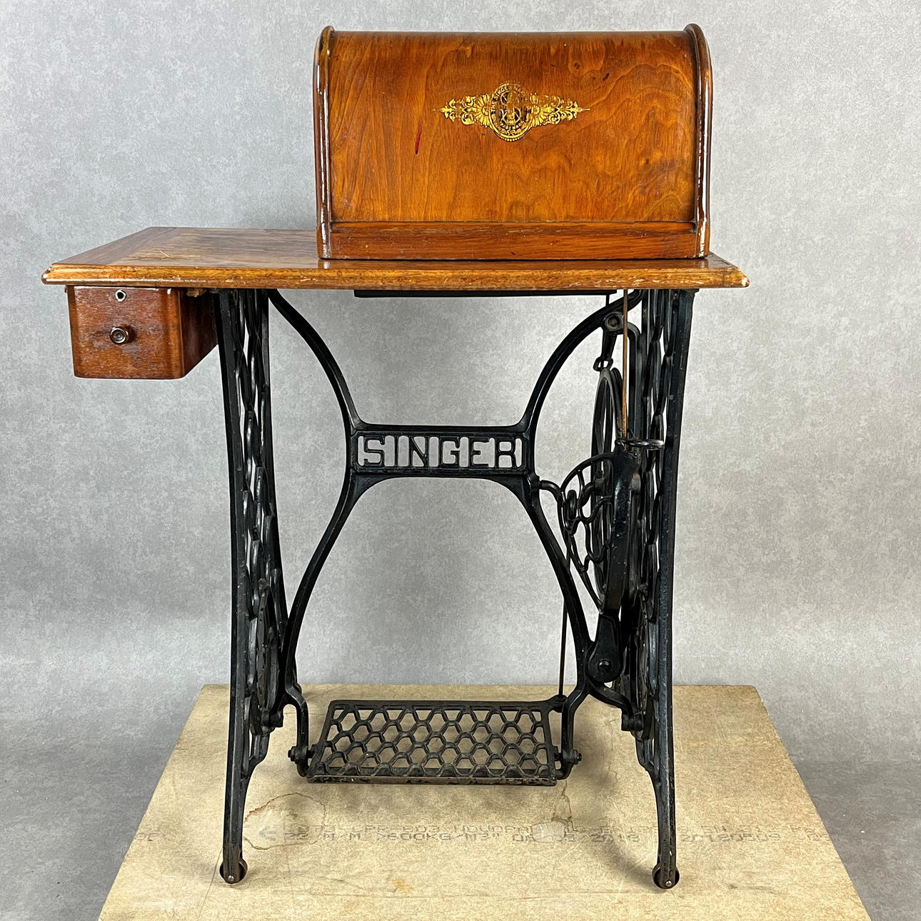SEWING MACHINE, with cast iron base, Singer, early 20th century.