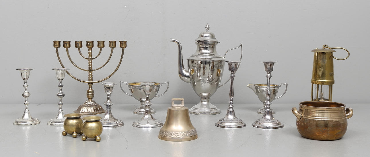 METALLFÖREMÅL, mässing och vitmetall, 1900-tal.