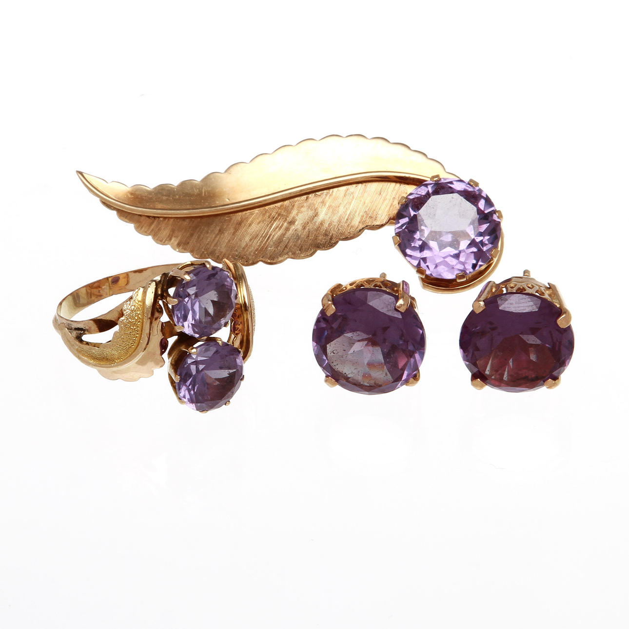 SMYCKESET, 3 delar, 18K rödguld med färgskiftande syntetiska safirer, Göteborg 1968. Vikt 18,8 g.