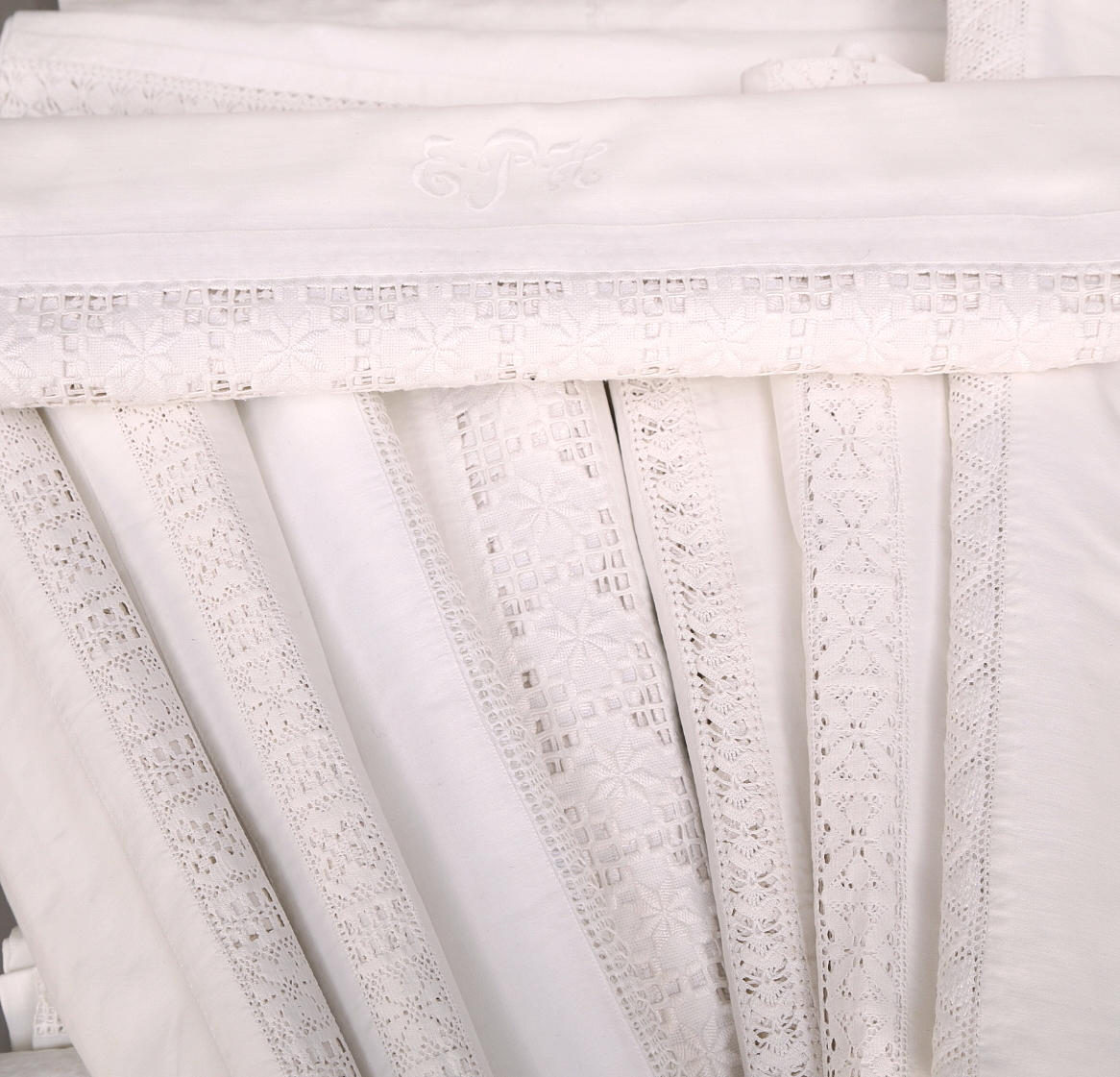 ÖVERLAKAN 22 st, spetskantade, bomull och linne.