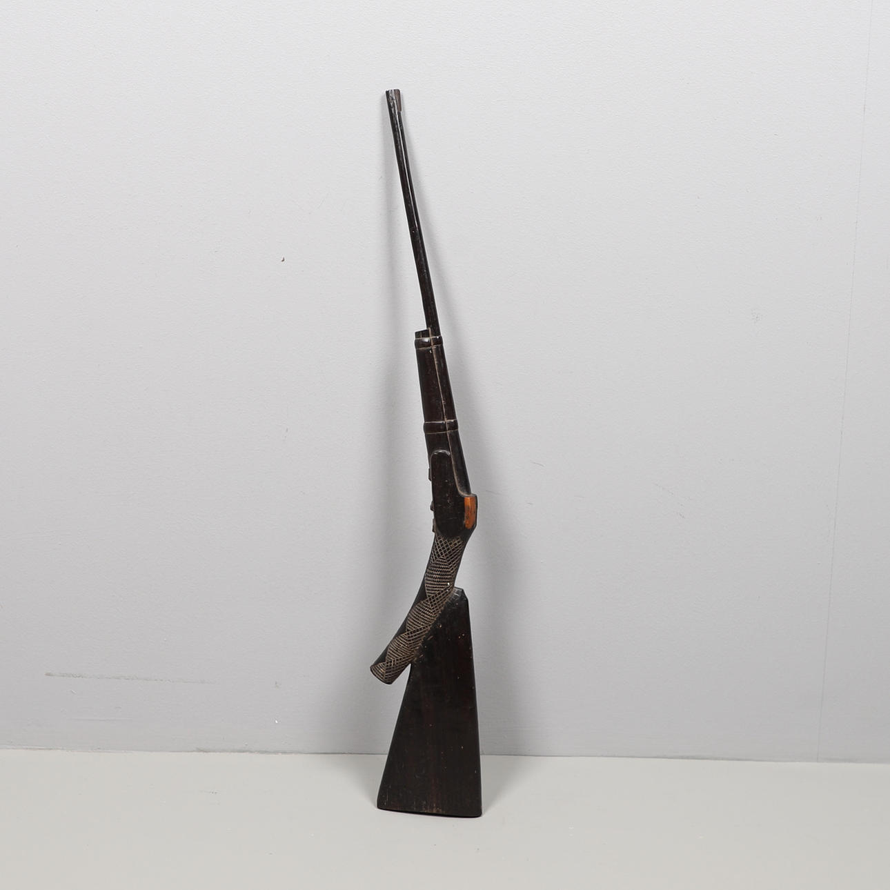 EN FOLKKONST SNIDADE TRÄGEVÄR.