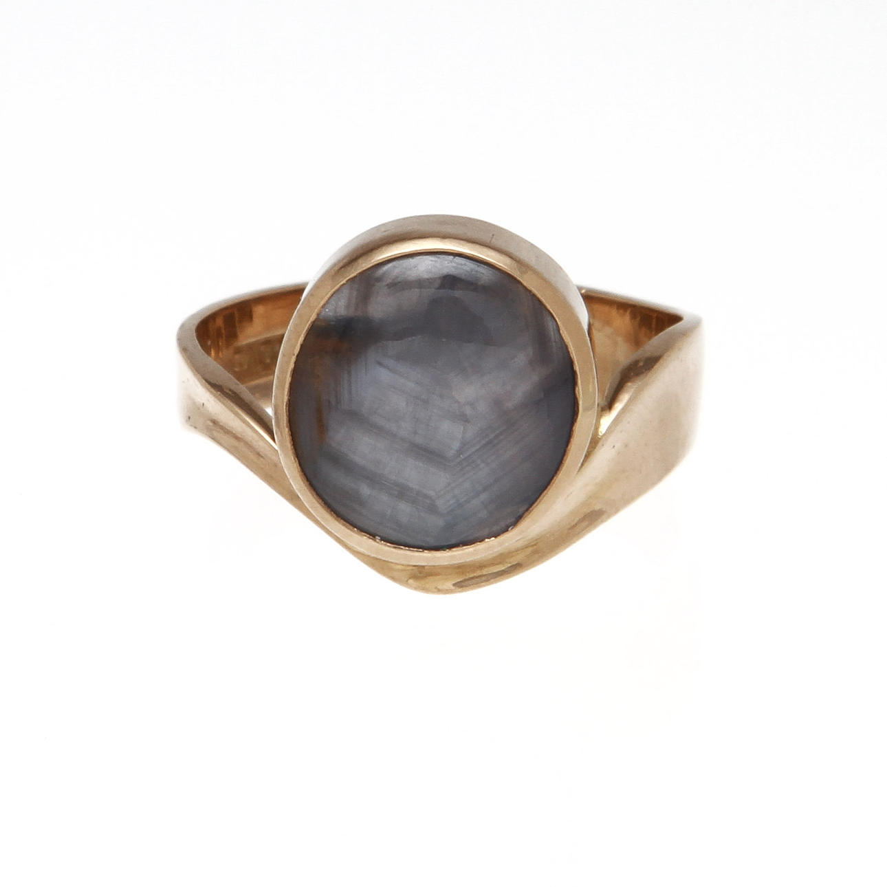 RING, 18K rödguld med stjärnsafir. Vikt 8,4g.