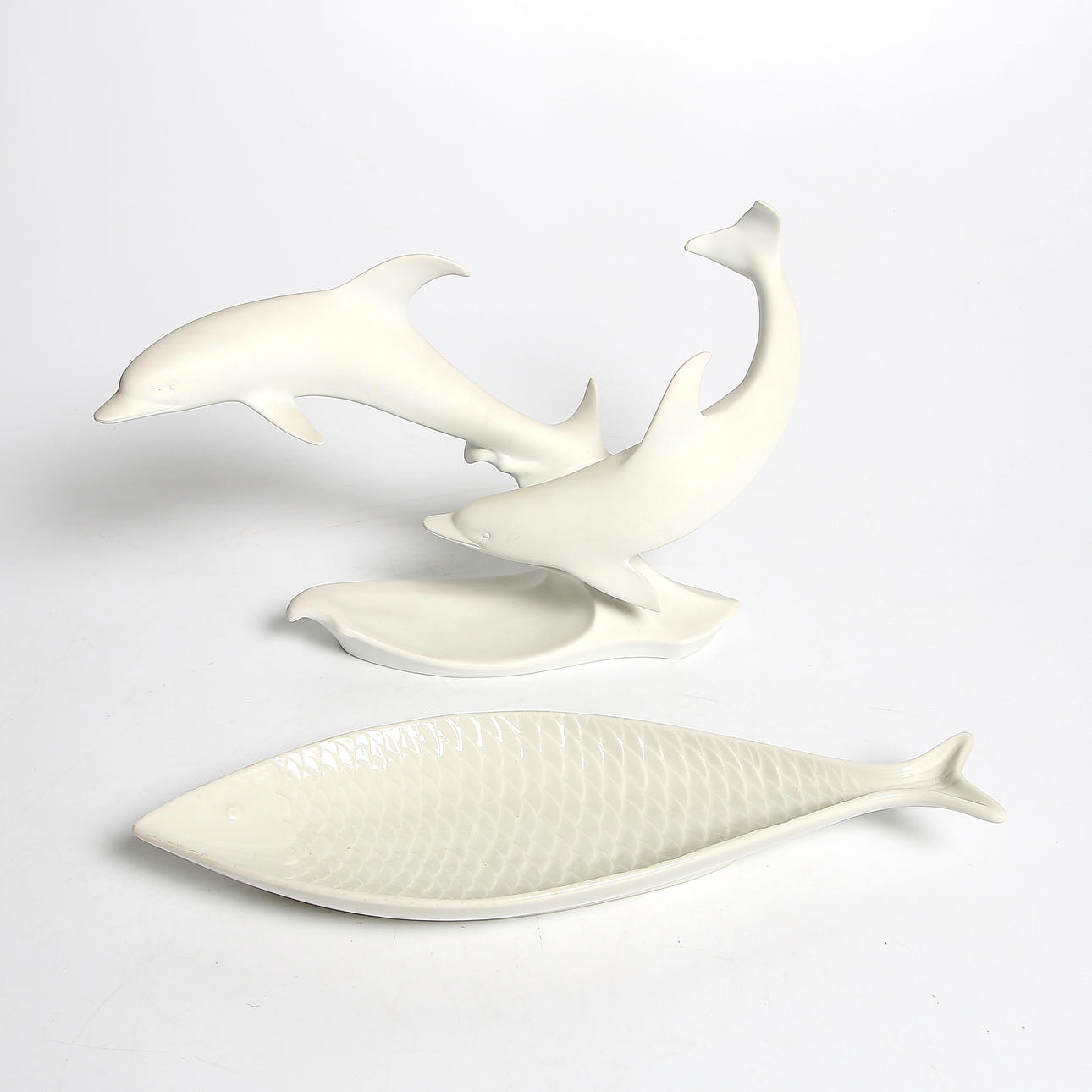 FIGURIN samt FAT, parian, stengods. Keiser, Bochman. Stig Lindberg, Gustavsberg. 1900-tal.