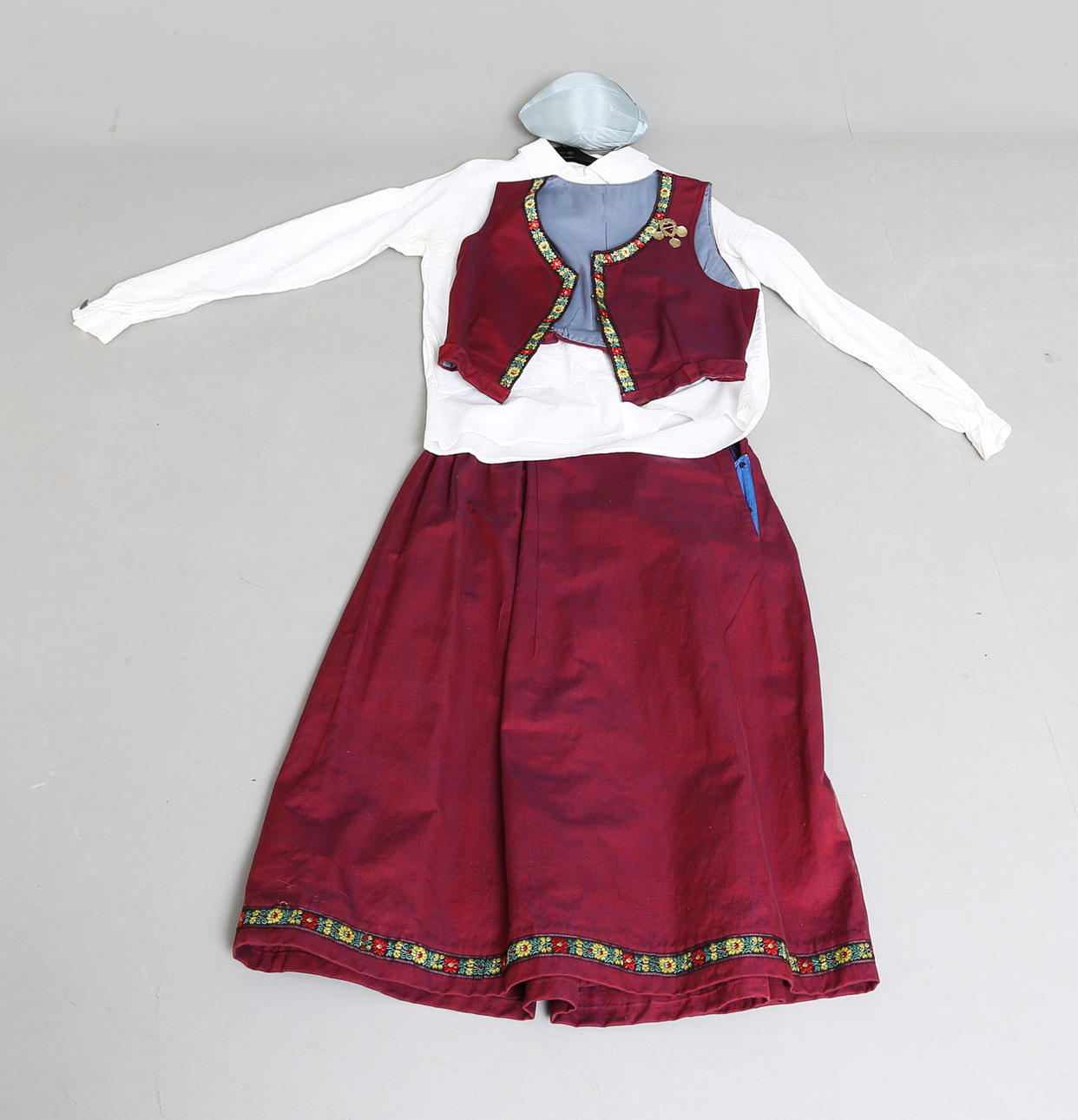 FOLKDRÄKT samt SILVERBROSCH, 4 delar, Handbörds härad, Högsby, Småland, 1900-tal.